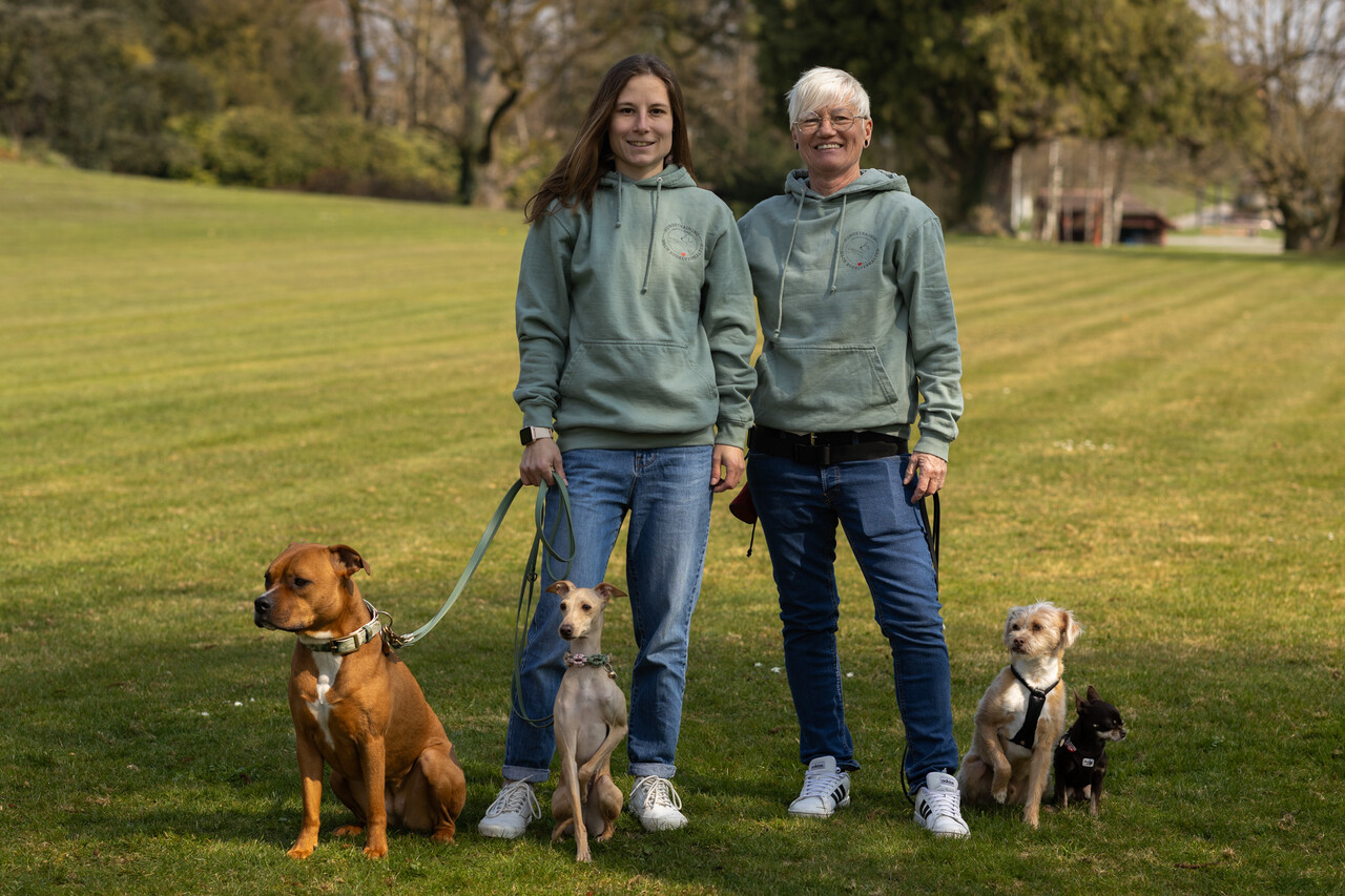 Zwei Hundetrainerinnen von Rudel und Natur mit ihren Hunden